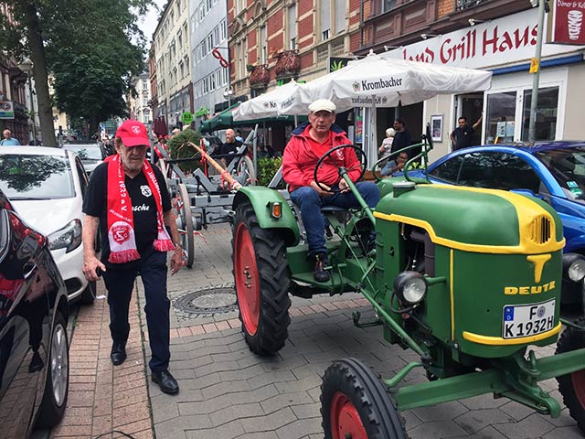 414 Bernemer Kerb 2021, Der Kerbumzug geht durch die Obere Berger Straße