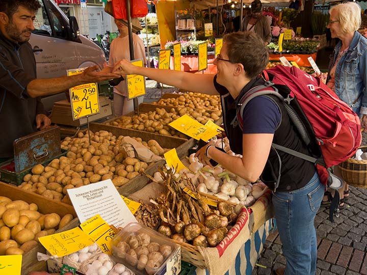 Wochenmarkt Bornheim Mitte Kartoffel, Süßkartoffel, Zwiebel, Knoblauch, Meerrettich und Kurkuma