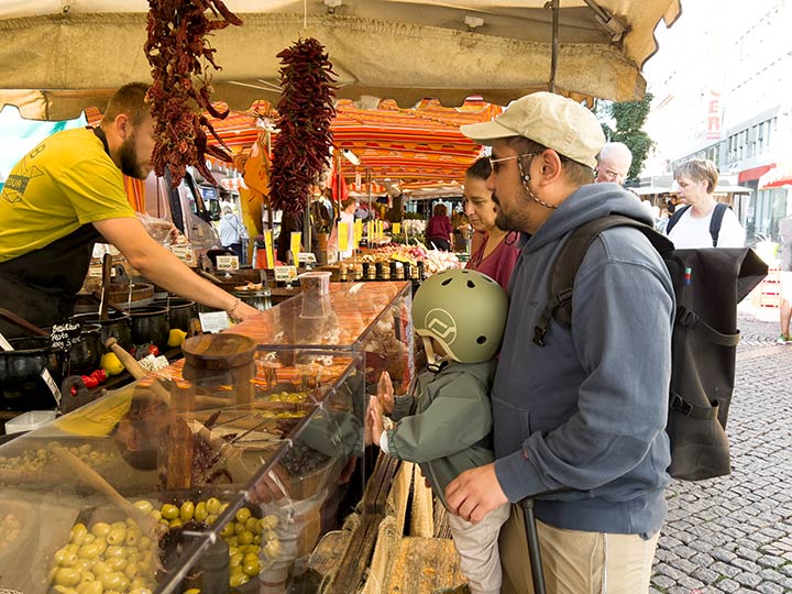 Frankfurt Wochenmarkt Bornheim Mitte eingelegte Oliven, Paprika, Zitrone, Tomaten, Feta